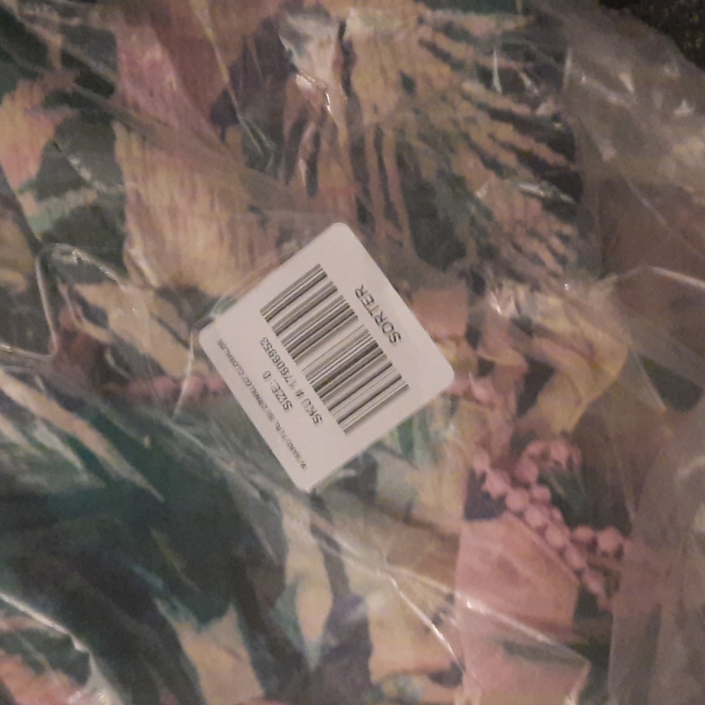 Torrid Crinkle Gauze Cold Shoulder Tropical Ruffle Top - Picture 6 of 10